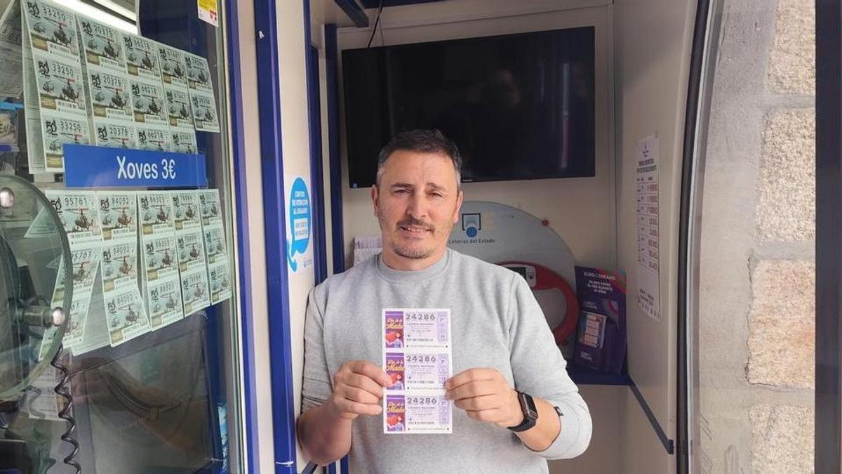 El lotero de Cambados con el número premiado.