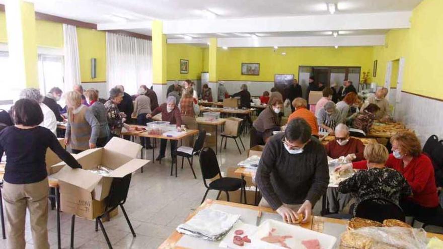 Voluntarios y colaboradores preparan los bocadillos en la residencia San Alfonso.