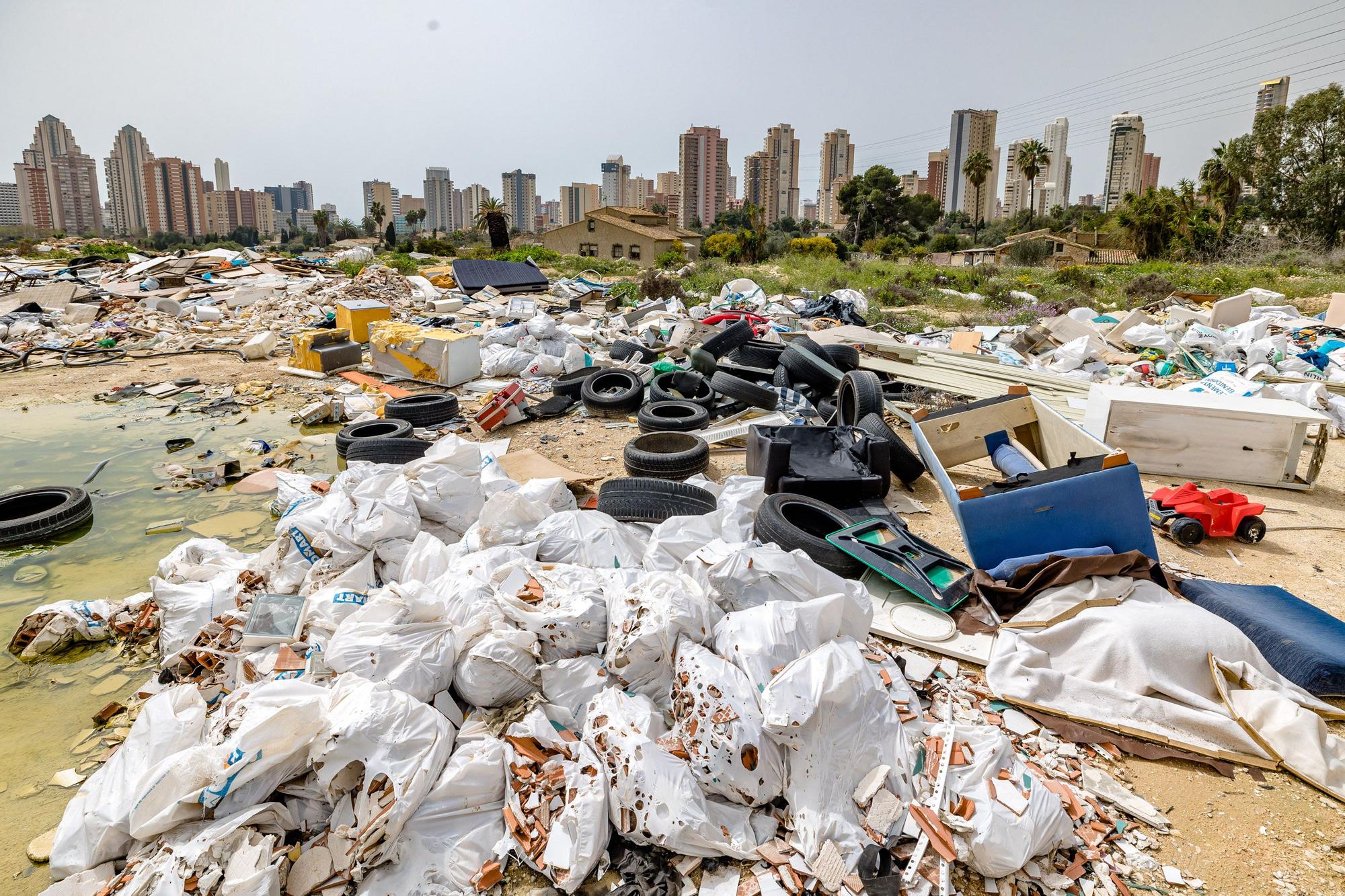 Montañas de basura, muebles, electrodomésticos, sanitarios, etc, se acumulan en distintos puntos de la partida de Armanello tras décadas de abandono del sector y ante la pasividad de urbanizador y Ayuntamiento. Mientras, además de todo lo que ya arrastra (delincuencia, okupación, etc) en los últimos meses esta zona se ha convertido en un foco de continuos incendios que obligan a intervenir prácticamente todas las semanas a los bomberos para sofocar pequeños fuegos