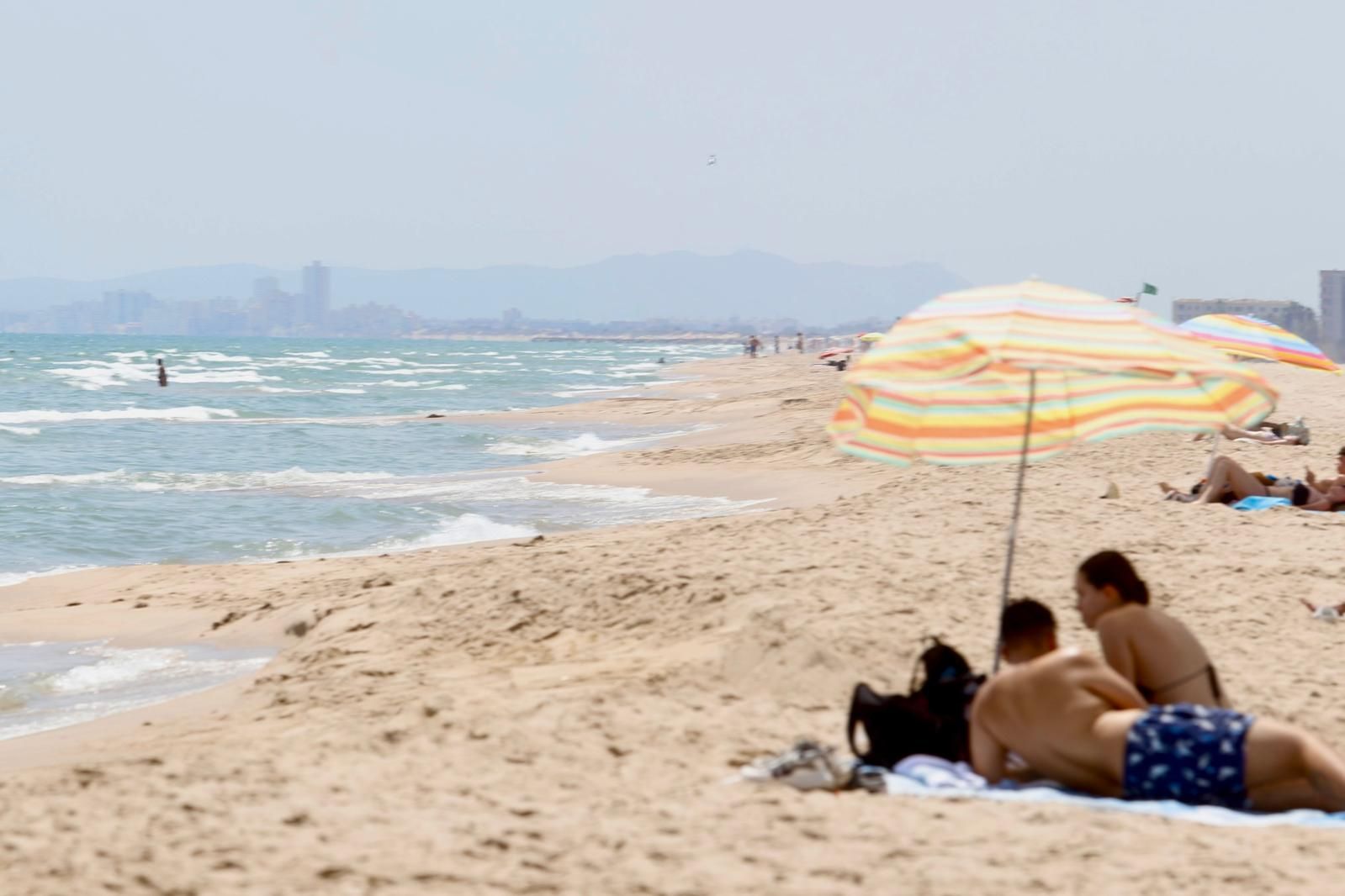 Vuelta a la normalidad y primeros baños en las playas de València