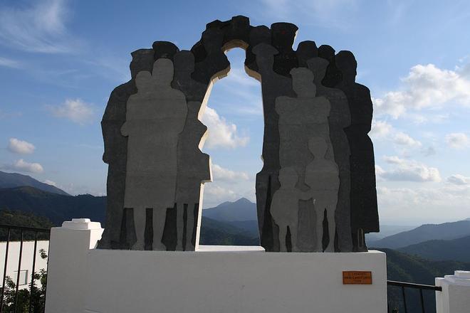 Genalguacil tiene casi tantos habitantes como esculturas.