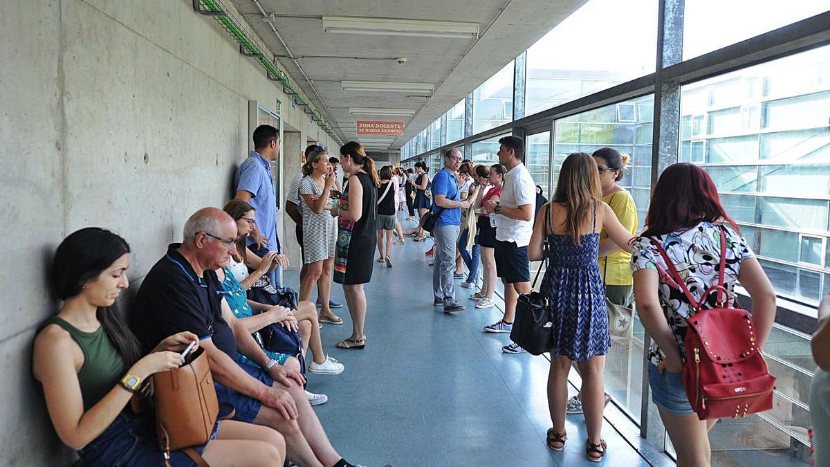 Opositores en la facultad de Económicas de Murcia, antes de comenzar las pruebas.