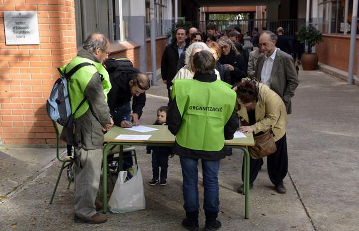Recollida de firmes per denunciar l’Estat espanyol, a l’Institut Icària de Barcelona.