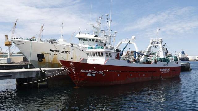 Pesqueros “Armaven-Uno” y “Novaya Zemlya” descansando en el muelle de Beiramar (Vigo).