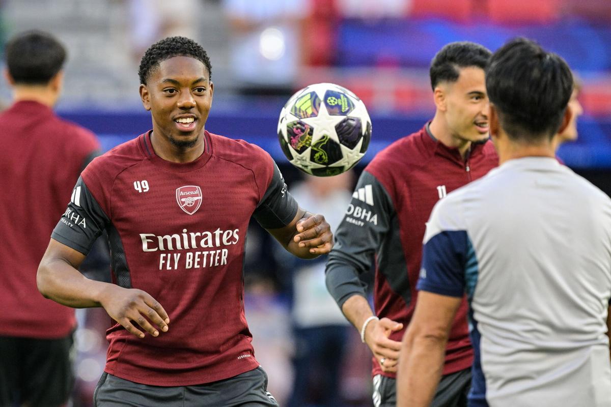 Budapest (Hungary), 29/05/2026.- Arsenal's Myles Lewis-Skelly (L) attends a training session at the Puskas Arena in Budapest, Hungary, 29 May 2026. Arsenal FC will play against Paris Saint-Germain in the UEFA Champions League final soccer match on 30 May 2026 in Budapest. (Liga de Campeones, Hungría) EFE/EPA/Zsolt Szigetvary HUNGARY OUT. HUNGARY OUT