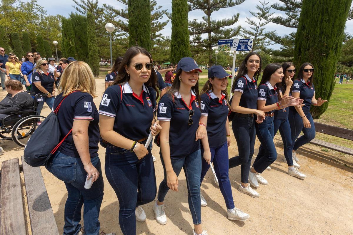 Desfile de politicos en las paellas de Hogueras en el parque Lo Morant de Alicante