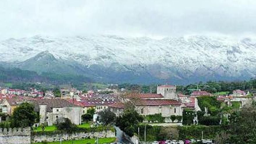 La villa de Llanes, con la sierra del Cuera nevada al fondo.