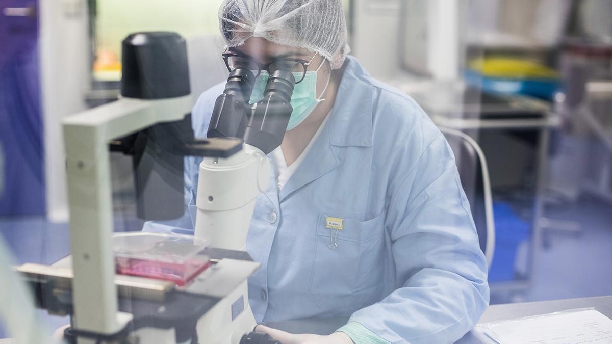 Una trabajadora de Zendal en el laboratorio