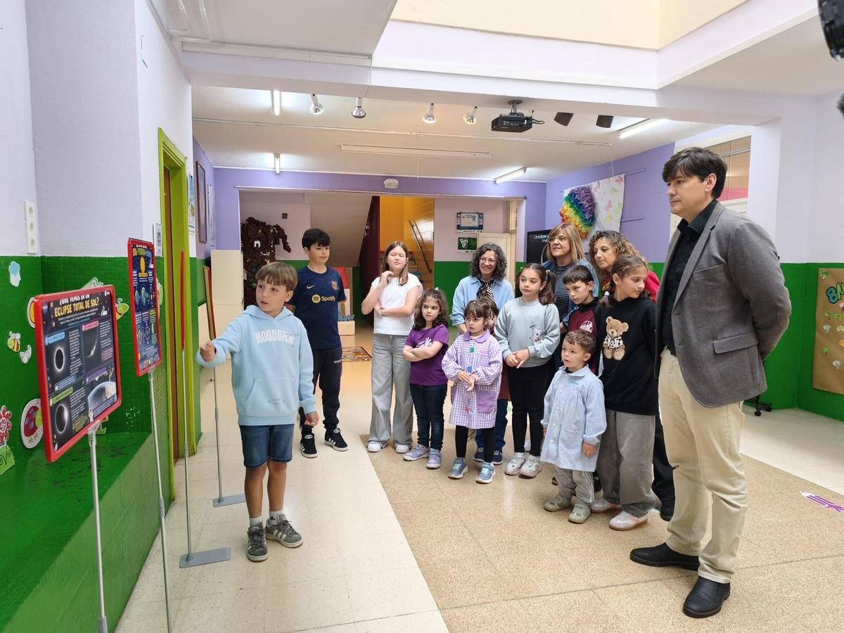 Pedro Lavandera, alumno del colegio Clara Campoamor de Riaño, en Langre, ofrece explicaciones sobre el eclipse solar a los consejeros de Ciencia y Educación, Borja Sánchez y Eva Ledo