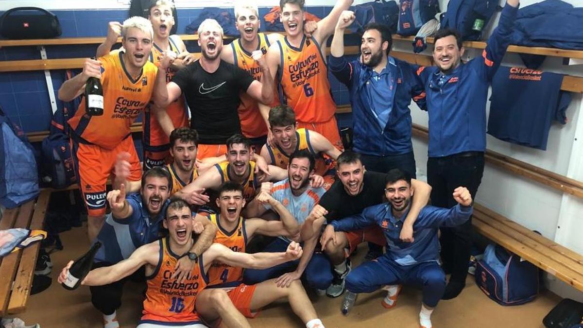 Los jóvenes del Valencia Basket celebraron el pase en el vestuario de El Plantío