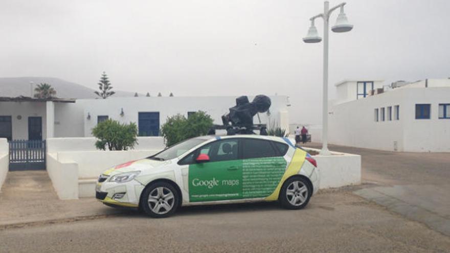 El coche de Google Maps a la llegada, ayer, a Caleta de Sebo, en La Graciosa. | tanausú guadalupe