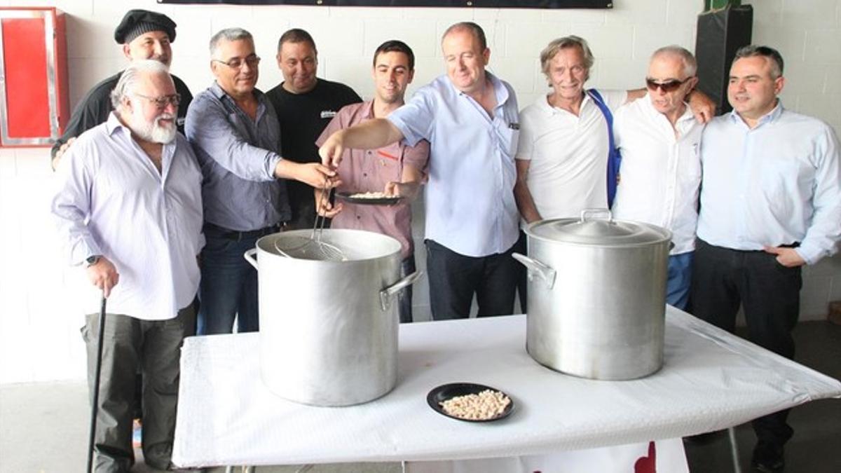 El presidente del Espanyol, Joan Collet (tercero por la izquierda), en la clásica 'mongetada' de la peña perica de Argentona.