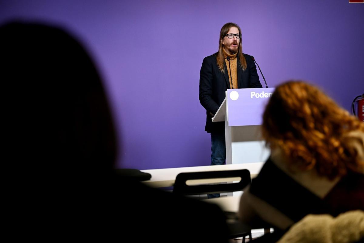 El portavoz de Podemos, Pablo Fernández, este lunes en rueda de prensa.
