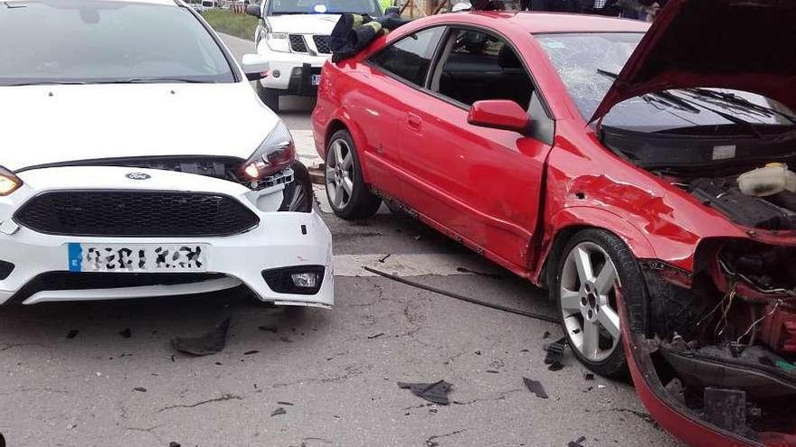 Los dos vehículos implicados en el accidente, ayer, en Peñule.