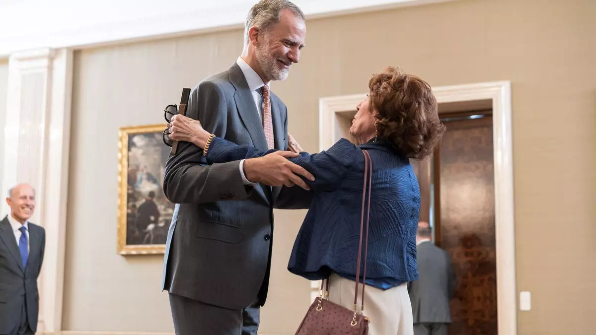 Felipe VI rompe el protocolo con un emotivo gesto al reencontrarse con una mujer que marcó su vida