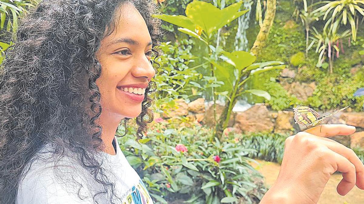 Una joven disfruta en el Mariposario Andoke, en Cali (Colombia).