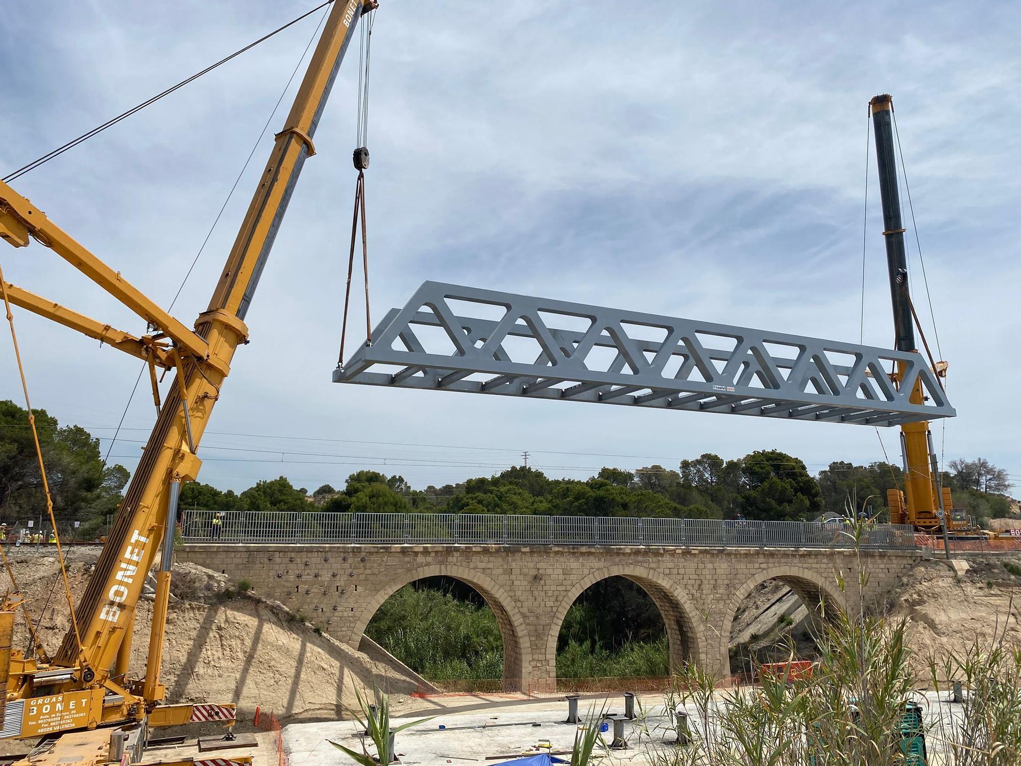 La colocación del nuevo viaducto del TRAM sobre el barranco de El Murtal de Benidorm