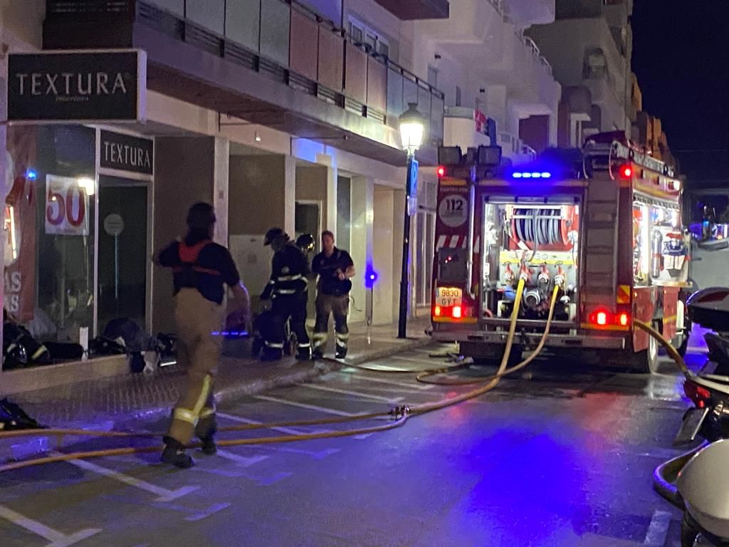 Un incendio en dos establecimientos obliga a desalojar tres edificios en Santa Eulària