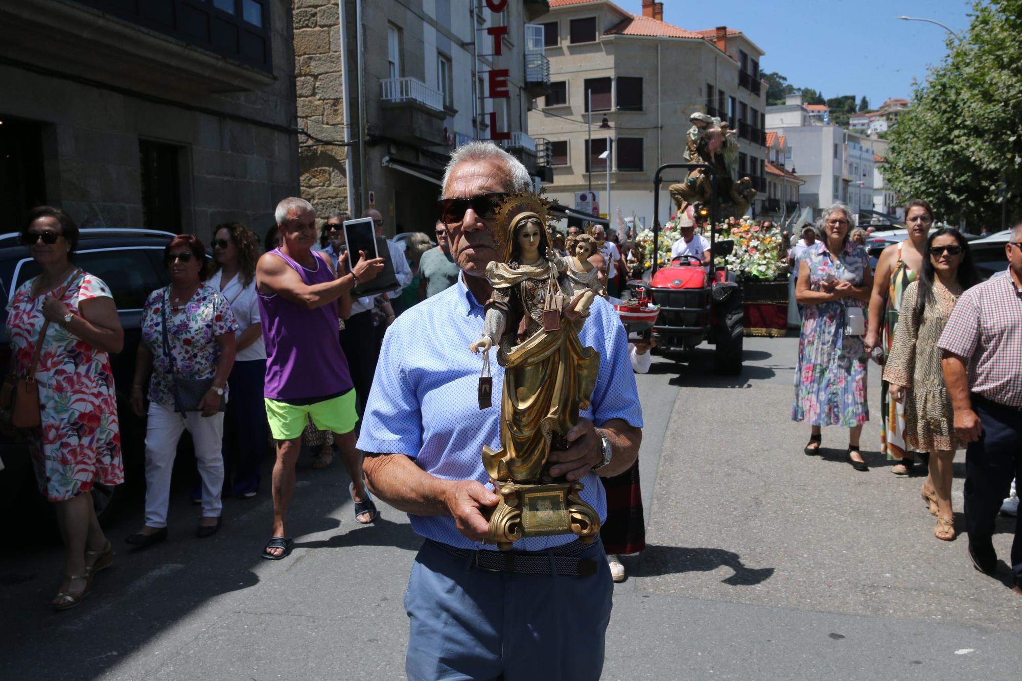 Bueu se echa a la mar por la Virgen del Carmen