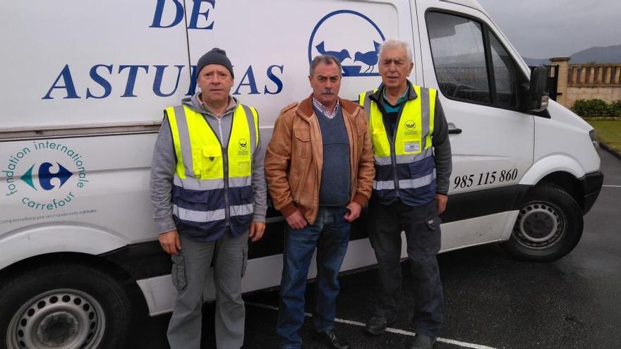 El dirigente vecinal de Miranda, Félix Rodríguez (en el centro), durante la entrega.