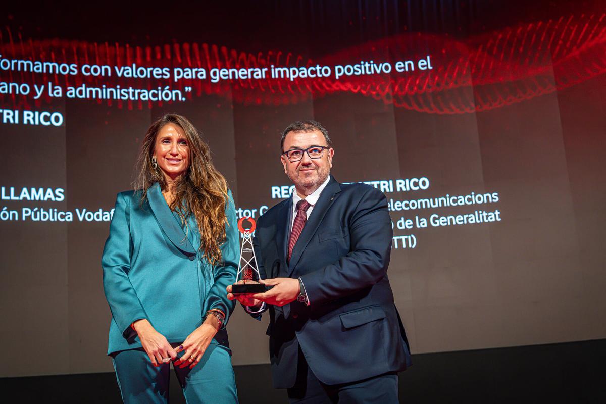 Barcelona, 30/10/2025 Economía.  Gala 25 aniversario Vodafone, Catalunya. Premio Construyendo Futuro Adminsitración Pública a Demetri Rico Director Gerente del Centre de Telecomunicacions i tecnología de la informació de la Generalitat de Catalunya CTTI. Entregado por Teresa Llamas Directora Nacional de Adminsitración Pública de Vodafone. AUTOR: MANU MITRU