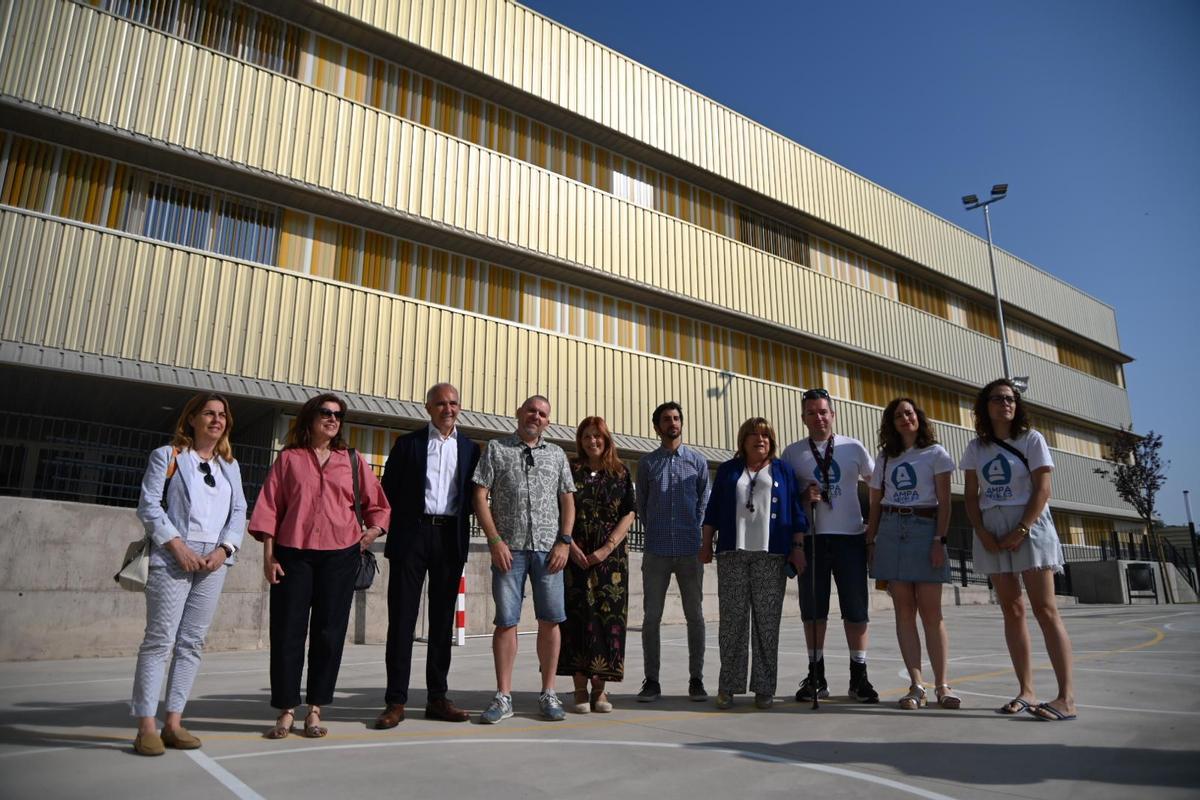 La consejera de Educación, Tomasa Hernández, junto a los responsables de obra y los miembros del AMPA del Colegio Ana María Navales de Zaragoza ante el nuevo edificio de Primaria, este lunes.