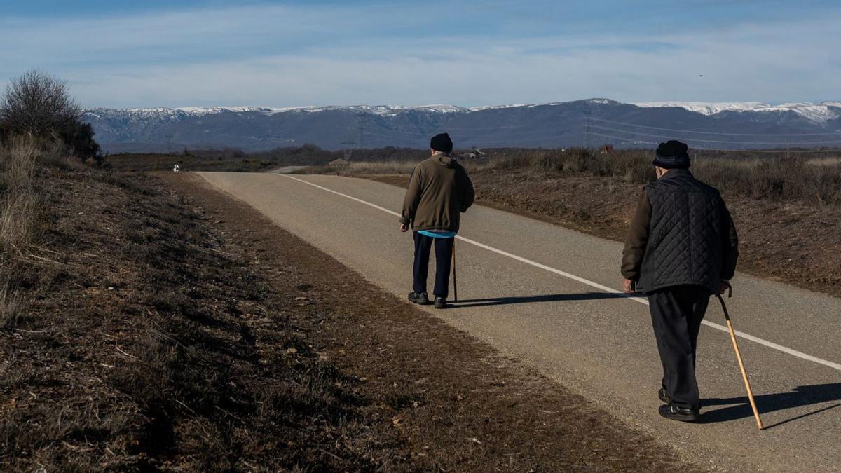 Dos personas caminan por la comarca de Sanabria. |