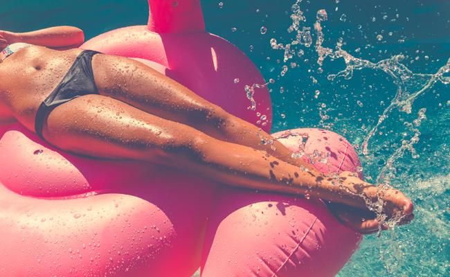 Piernas al desnudo en la piscina