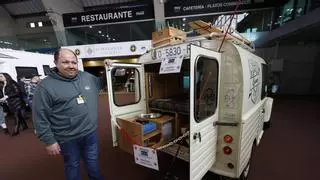 El arte de convertir un mítico 2 CV en una camper y otras joyas en la feria del campismo de Avilés