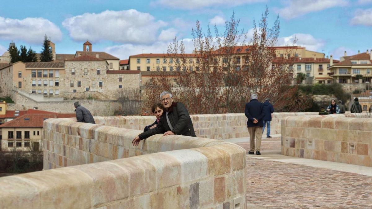 El Puente de Piedra, el día de la reapertura, hace casi dos meses. | ALBA PRIETO (ARCHIVO)