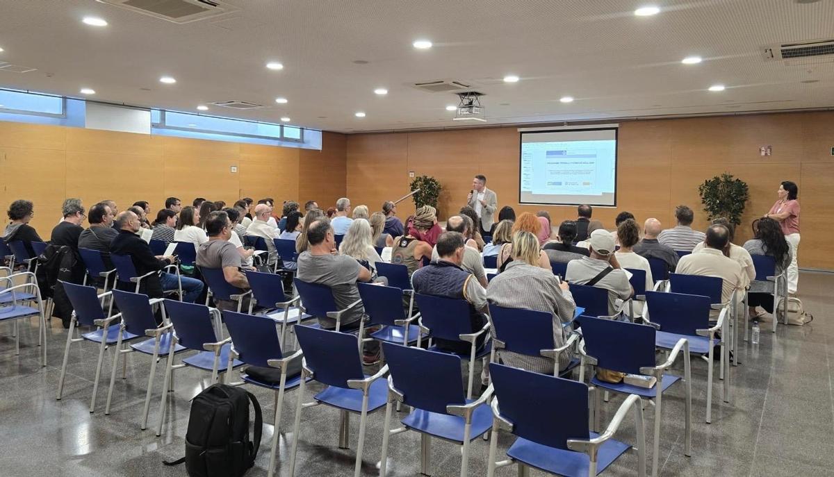 El concejal Sergi Morales da la bienvenida a las personas que se incorporan a trabajar en el Ayuntamiento de Mataró