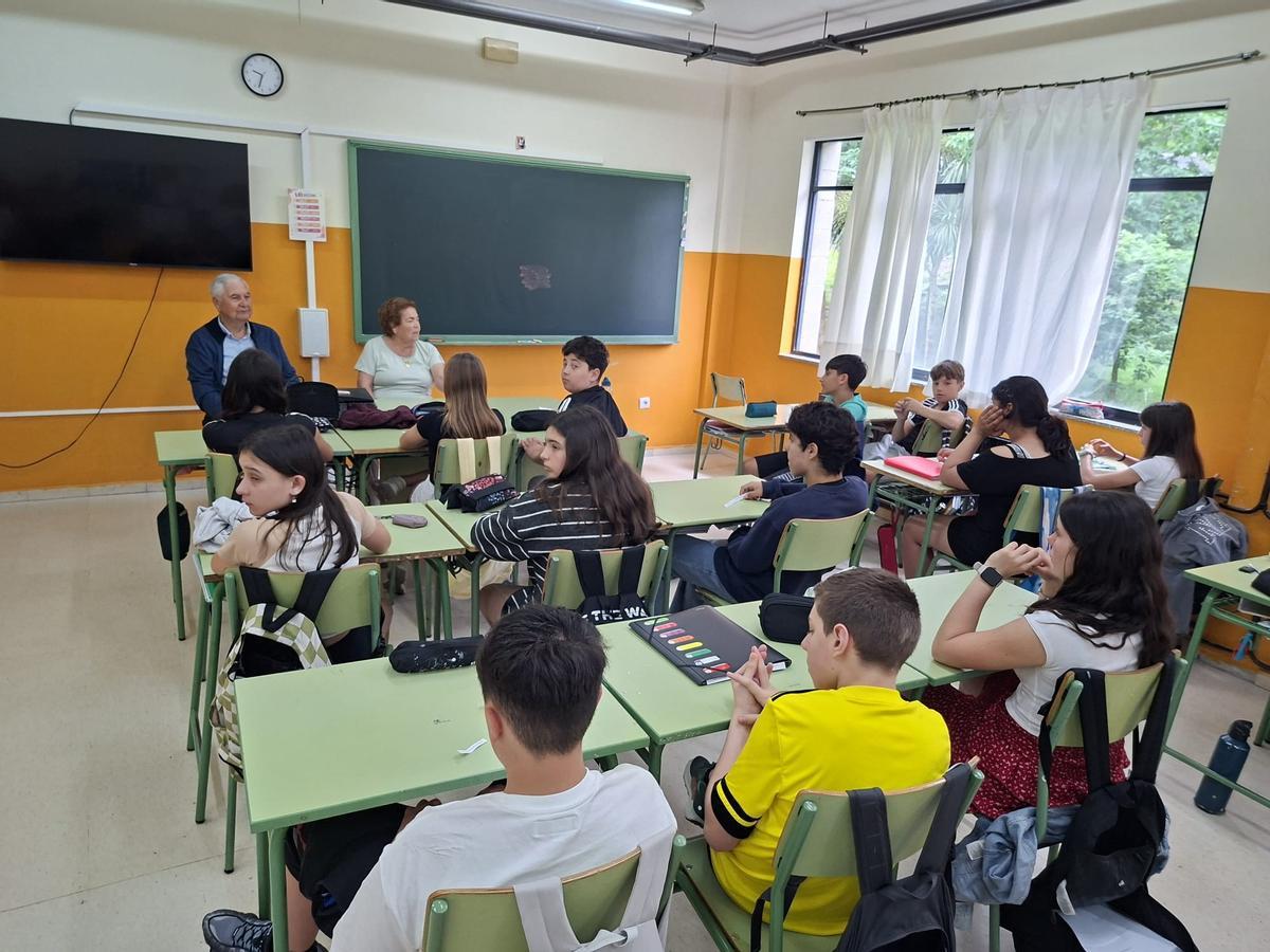 En imágenes: seis jubilados relatan sus experiencias a los alumnos del instituto Elisa y Luis Villamil, de Vegadeo En imágenes: seis jubilados relatan sus experiencias a los alumnos del instituto Elisa y Luis Villamil, de Vegadeo