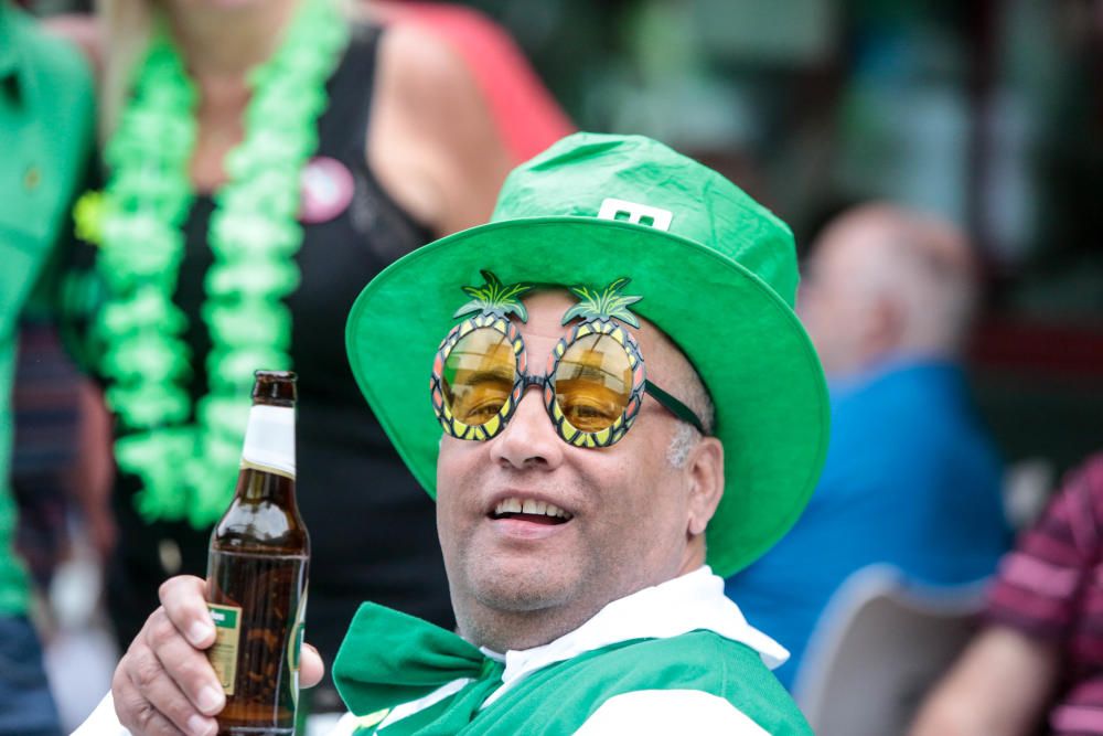 Las calles de la zona de pubs ingleses se tiñen de una marea verde que, como es tradición, conmemora esta fiesta irlandesa por todo lo alto