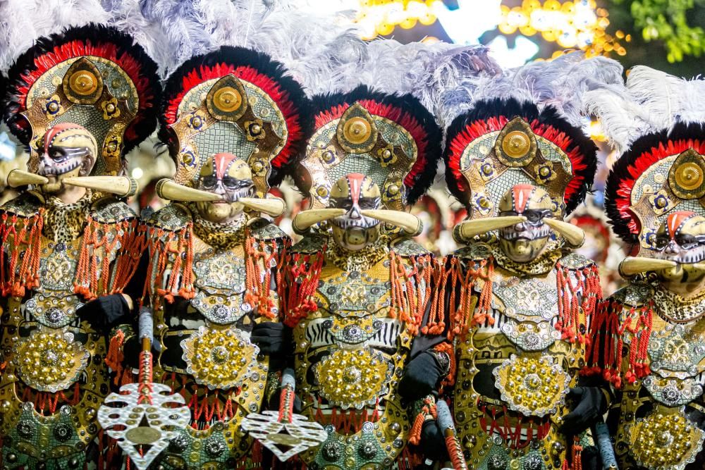 Calp se entrega a las huestes festeras en la Entrada de Moros y Cristianos