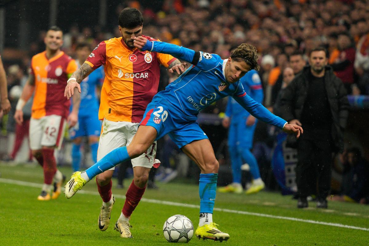 Atletico Madrid's Giuliano Simeone, foreground, and Galatasaray's Eren Elmali vie for the ball during a Champions League opening phase soccer match between Galatasaray and Atletico Madrid, in Istanbul, Wednesday, Jan. 21, 2026. (AP Photo/Emrah Gurel)