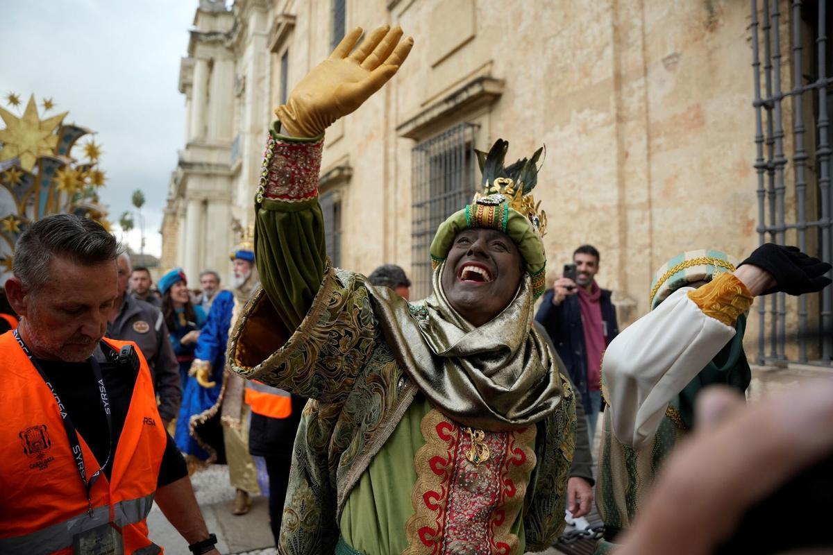 El presidente de la Junta de Andalucía, Juan Manuel Moreno Bonilla, vestido de Rey Baltasar.