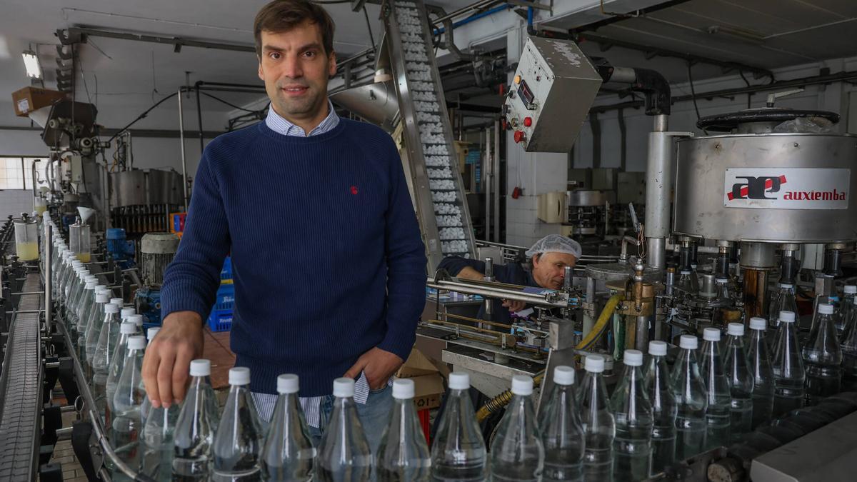 Un hostelero gallego relanza la histórica marca de agua con gas que se sirvió en el Titanic