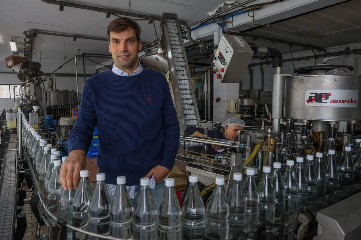 El hostelero Carlos Fontán en las instalaciones de Disbepo en Bamio.