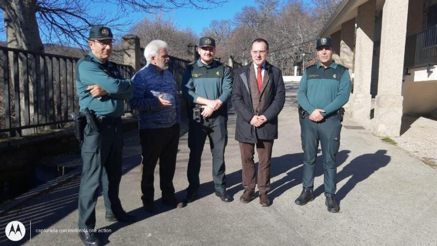 Ángel Blanco y Felipe Lubián con guardias del Cuartel de Lubián