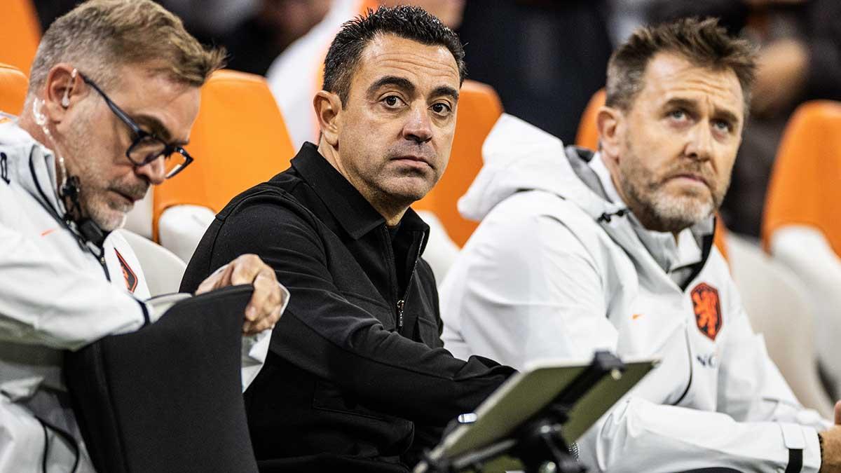 Òscar Hernández, Xavi Hernández y Sergi Alegre, el staff de la selección de Países Bajos en el banquilo