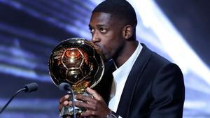Ousmane Dembélé besa el Balón de Oro 2025.