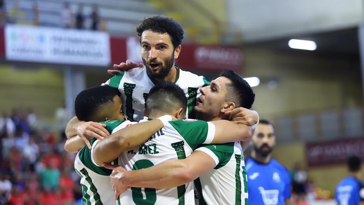 Varios jugadores del Córdoba Futsal se abrazan tras marcar un gol.