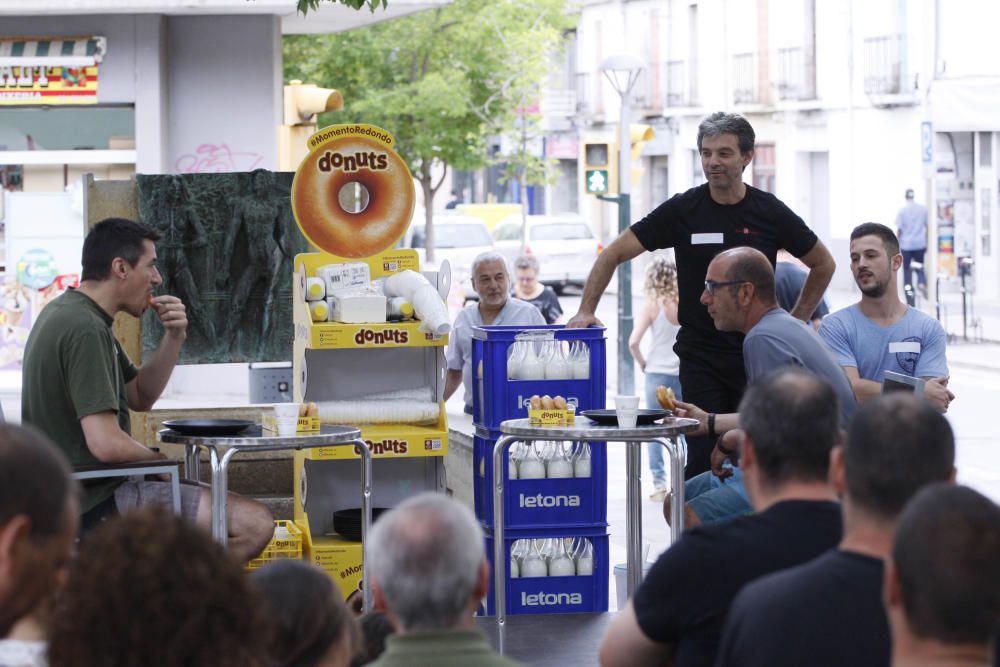 Primer concurs de menjar donuts a Salt