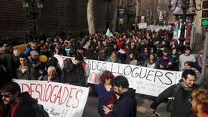 Miembros del colectivo Desllogades se manifiestan en la Rambla el pasado 28 de enero para denunciar la burbuja del alquiler.