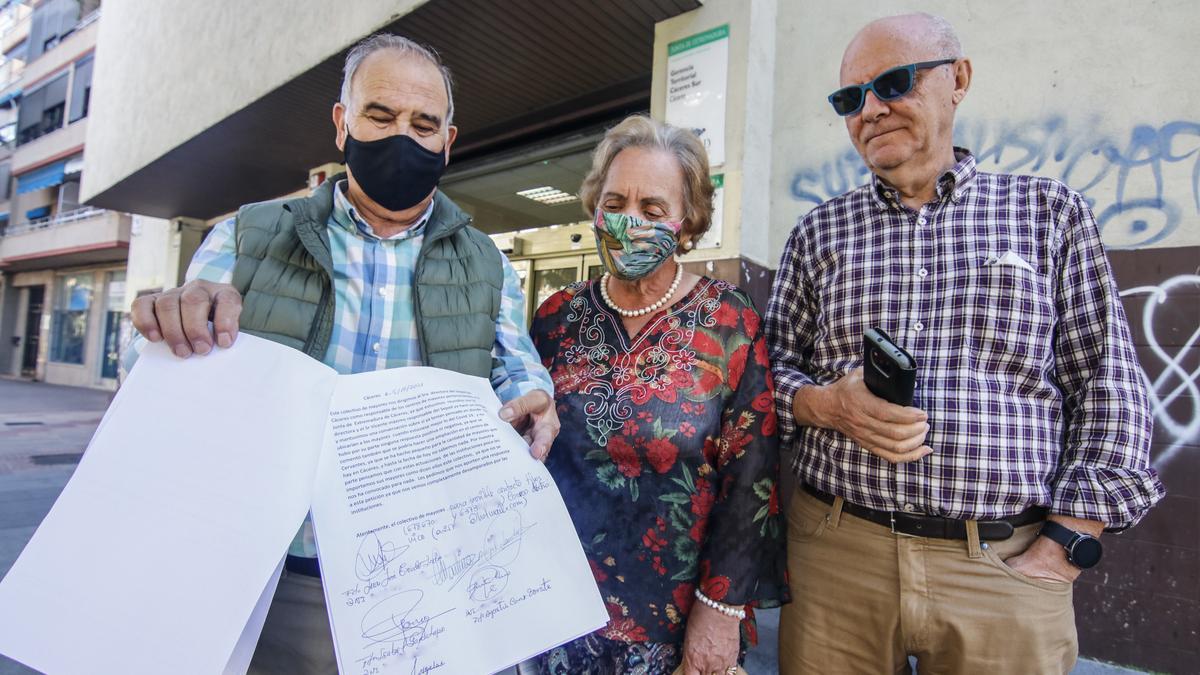 Representantes del colectivo de mayores entregando ayer las firmas en el Sepad.