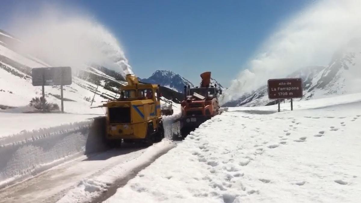 Quitanieves en el alto de la Farrapona