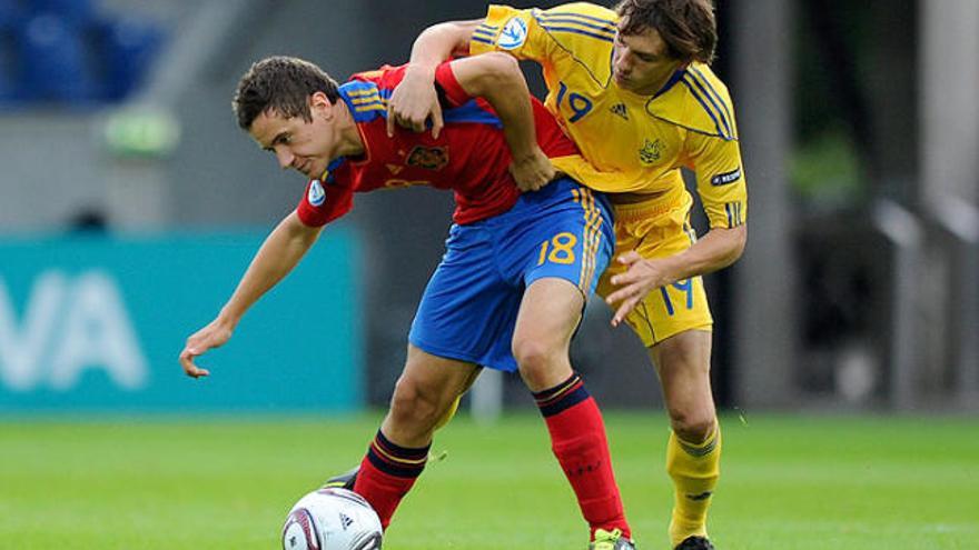 Ander Herrera pugnant amb un jugador d&#039;Ucraïna.