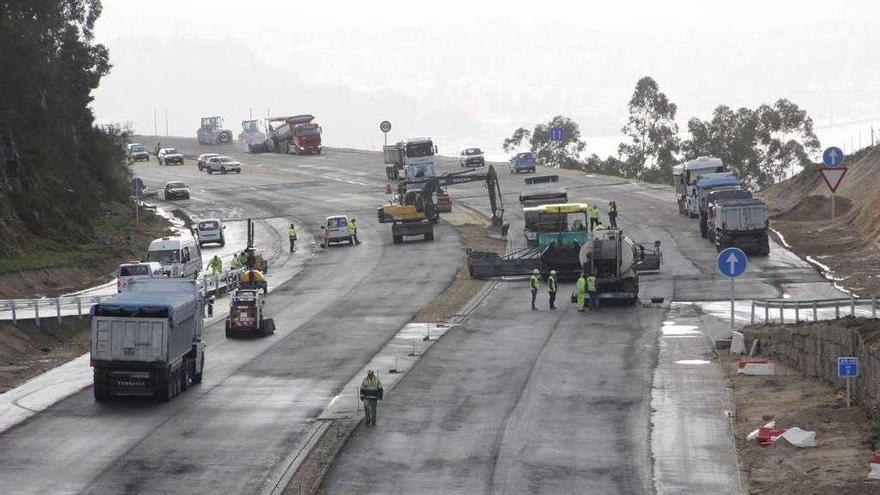 La actividad para extender las capas de asfaltado de la autovía en Meira era ayer muy alta. // S. Álvarez