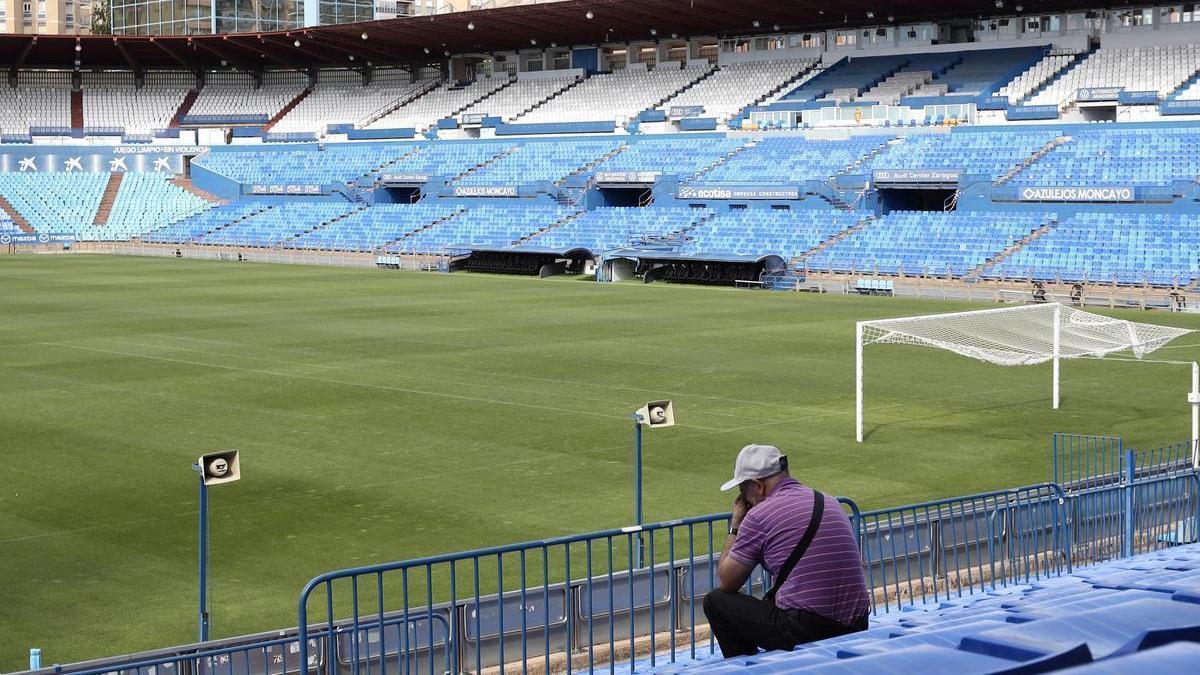 Un aficionado, sentado en el Gol Norte para despedirse del viejo estadio.