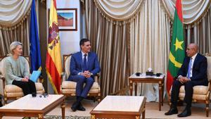 Pedro Sánchez y Ursula Von der Leyen, este jueves en Nuakchot con el presidente de Mauritania, Mohamed Ould Ghazouani.